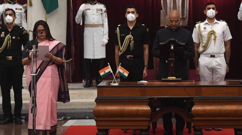 President Ram Nath Kovind administers the oath to Meenakshi Lekhi as a Minister of State, at the Rashtrapati Bhavan in New Delhi on Wednesday. (Photo: PTI)