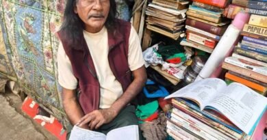 Poetry from the pavement: Meet Mohan Das, a Gariahat book hawker who writes verses between sales